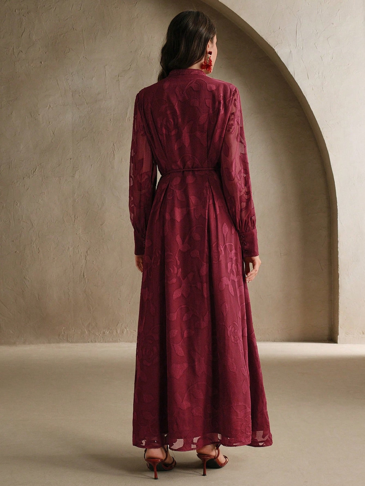 Elegantes Blumenkleid mit V-Ausschnitt, Laternenärmeln und taillierter Passform
