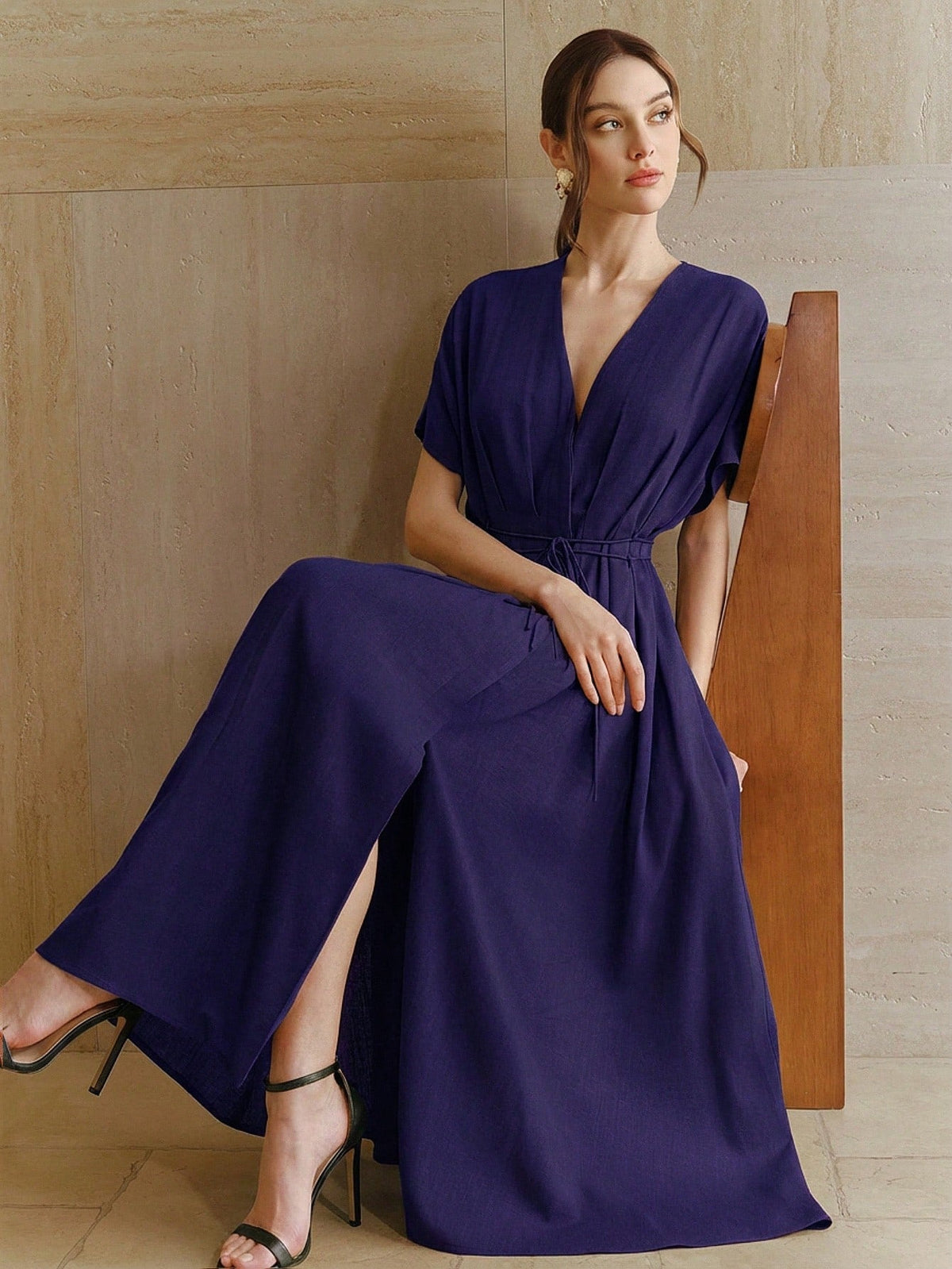 Elegantes neues französisches Damenkleid mit tiefem V-Ausschnitt