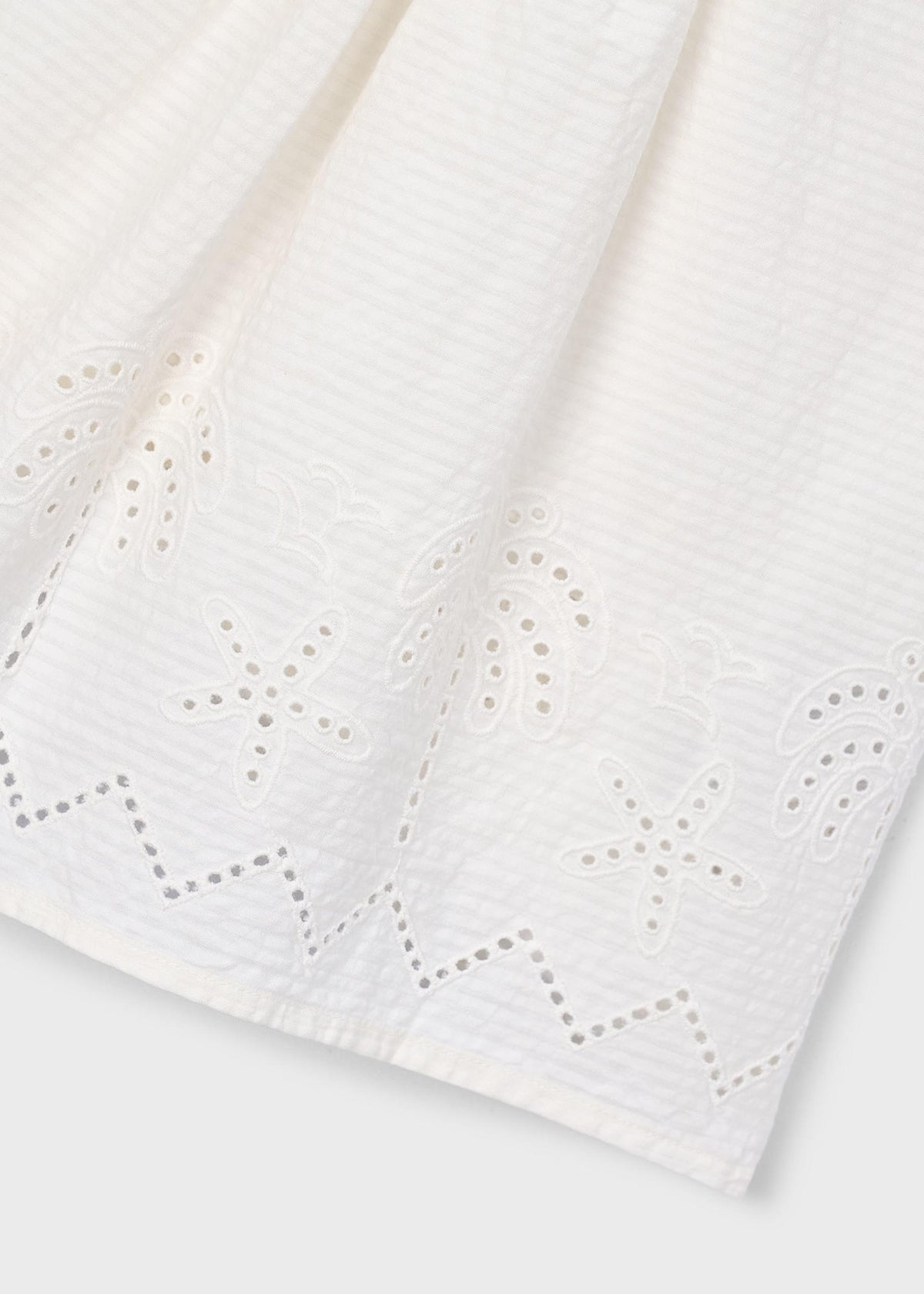 Mädchenkleid mit Lochmuster