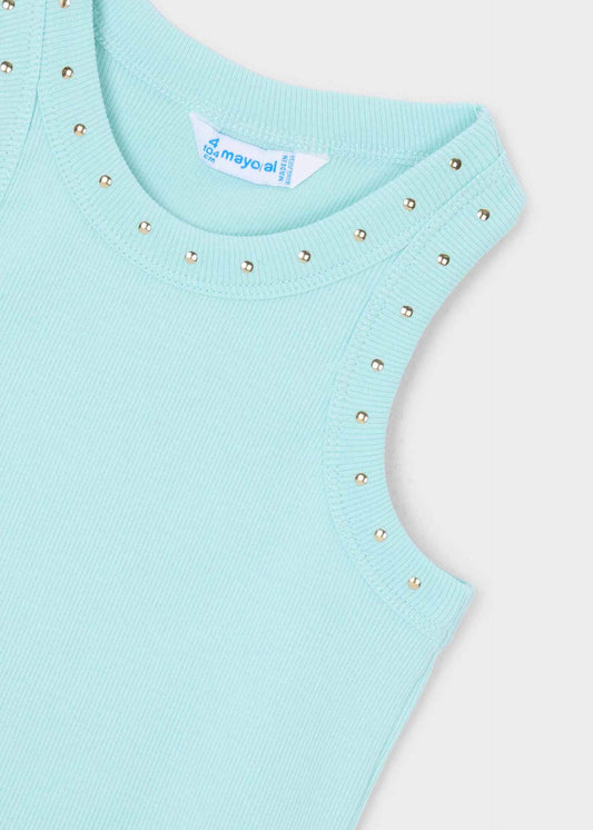 Mädchen im Nietent-Shirt