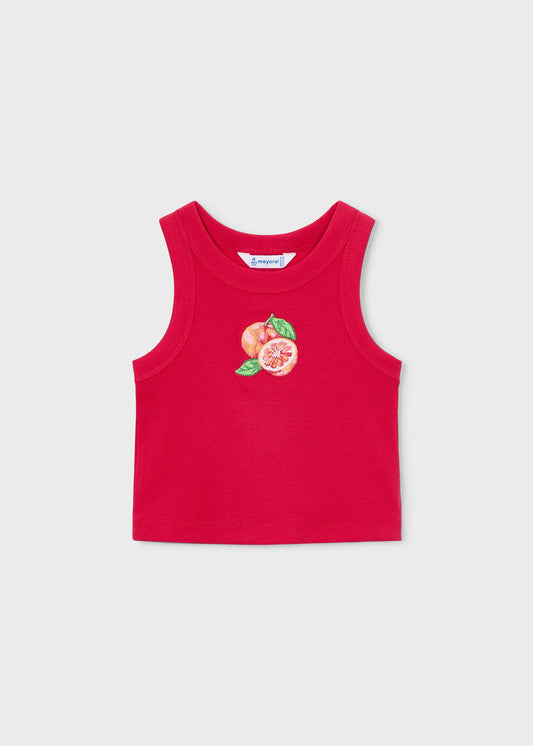Mädchen im nietenbesetzten T-Shirt