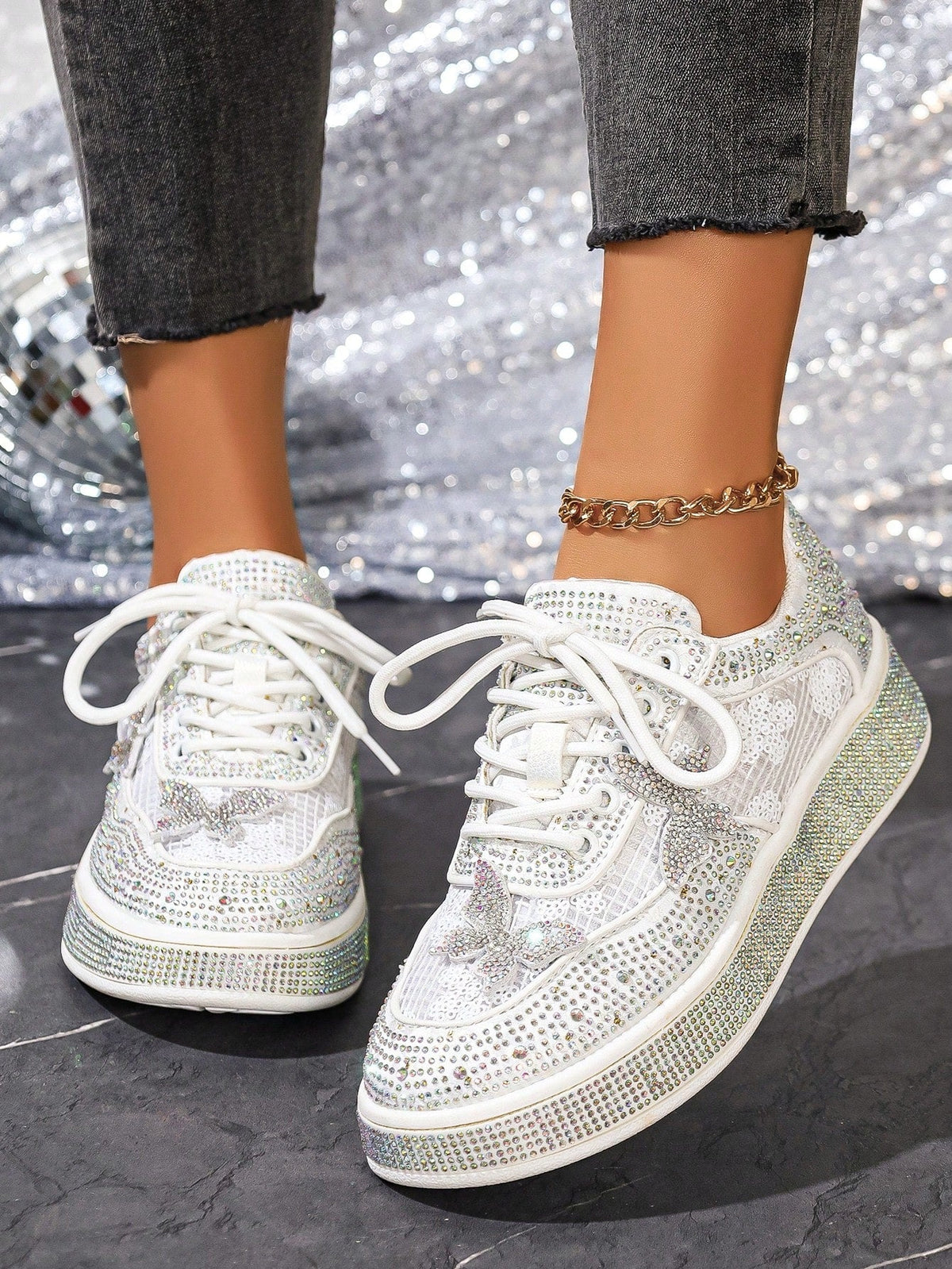 Bequeme ultraleichte weiße Sneaker mit Allover-Strassbesatz