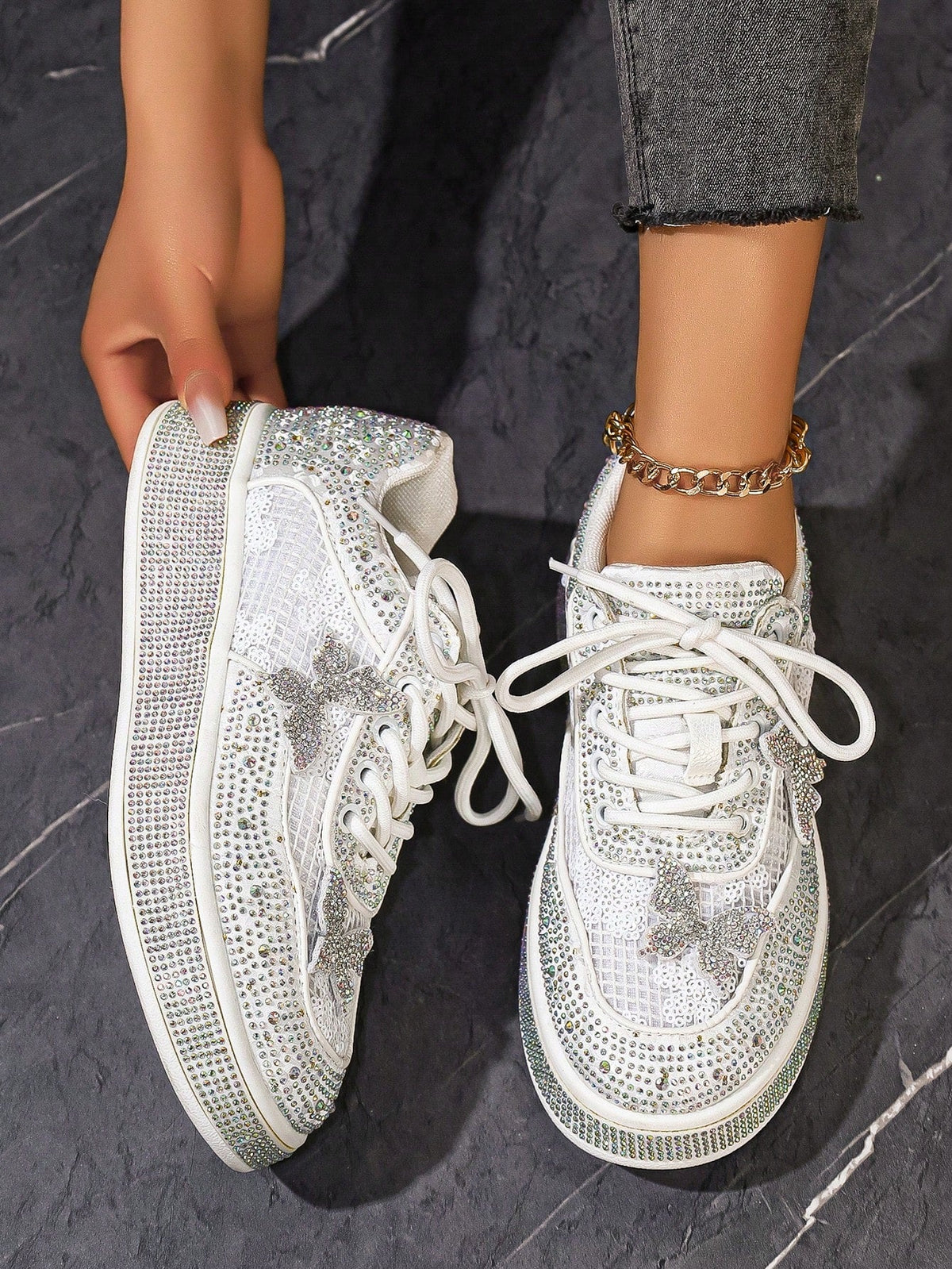 Bequeme ultraleichte weiße Sneaker mit Allover-Strassbesatz