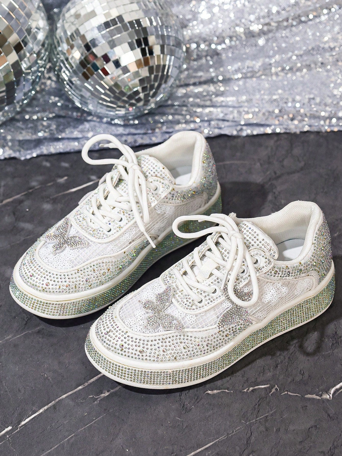 Bequeme ultraleichte weiße Sneaker mit Allover-Strassbesatz