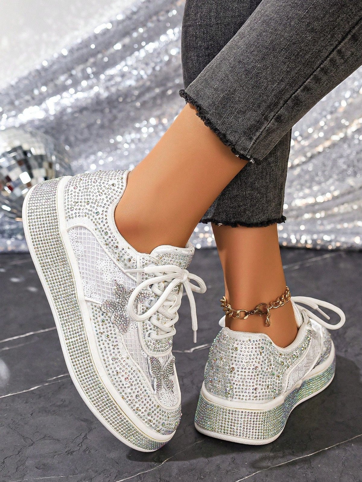 Bequeme ultraleichte weiße Sneaker mit Allover-Strassbesatz