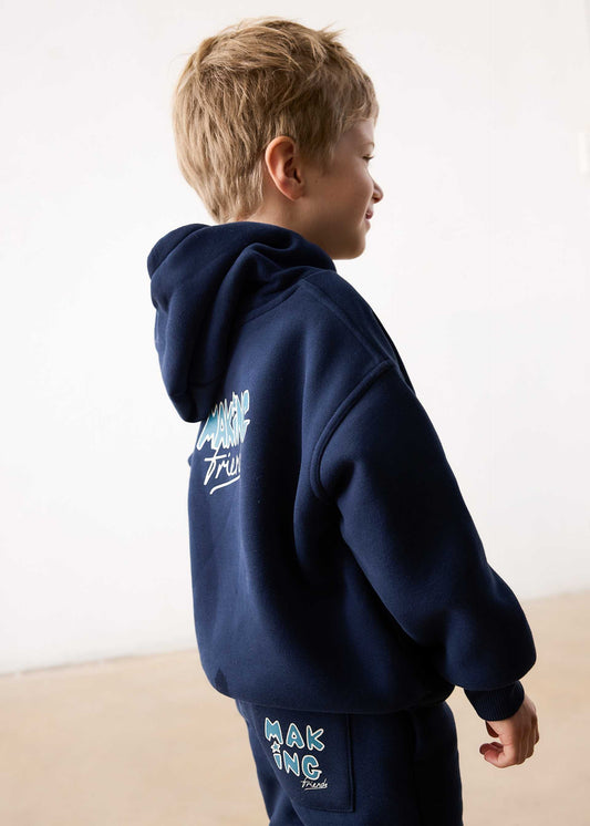 Junge macht Kapuzenpullover