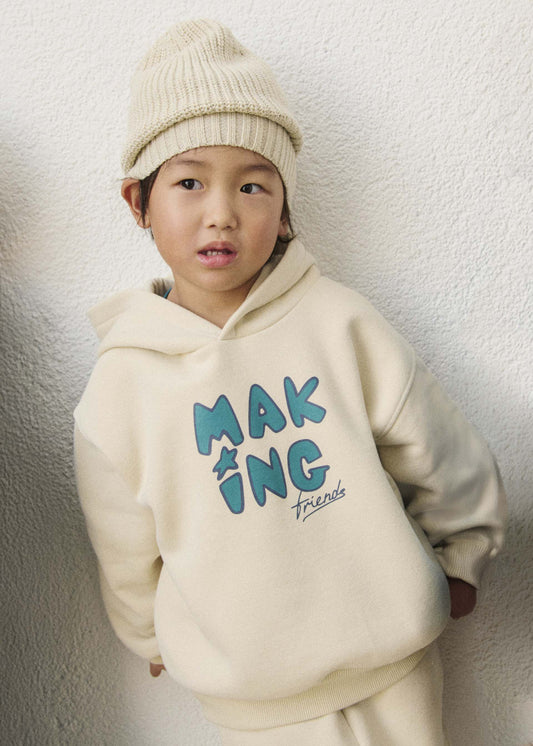Junge macht Kapuzenpullover