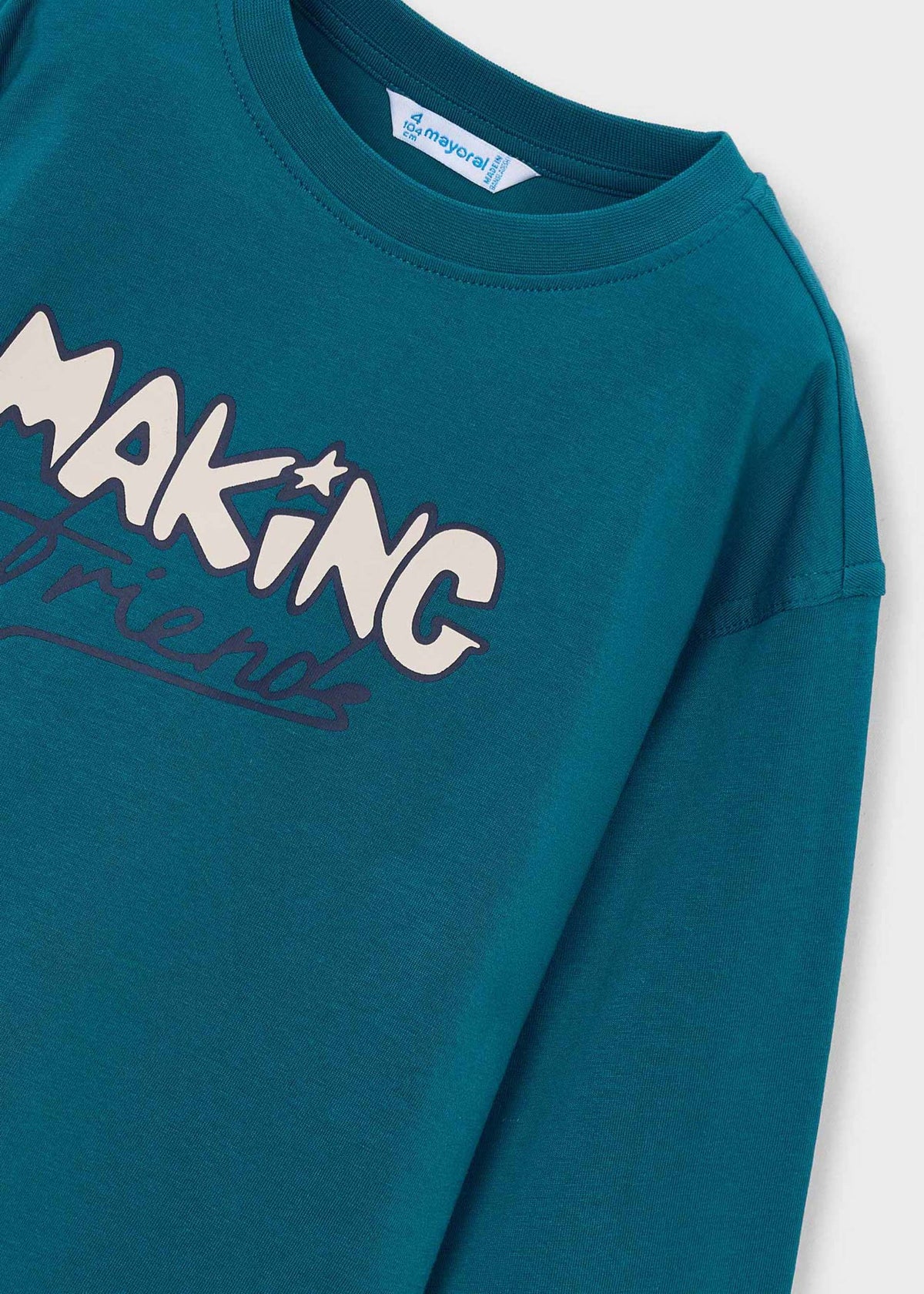 Junge beim T-Shirt-Gestalten