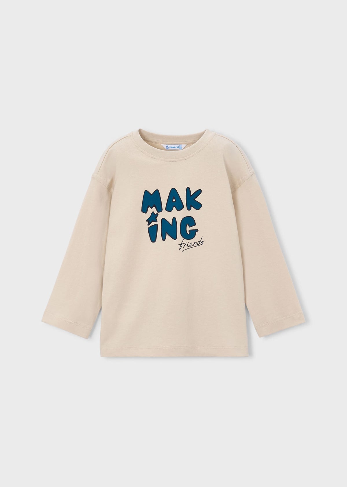 Junge beim T-Shirt-Gestalten