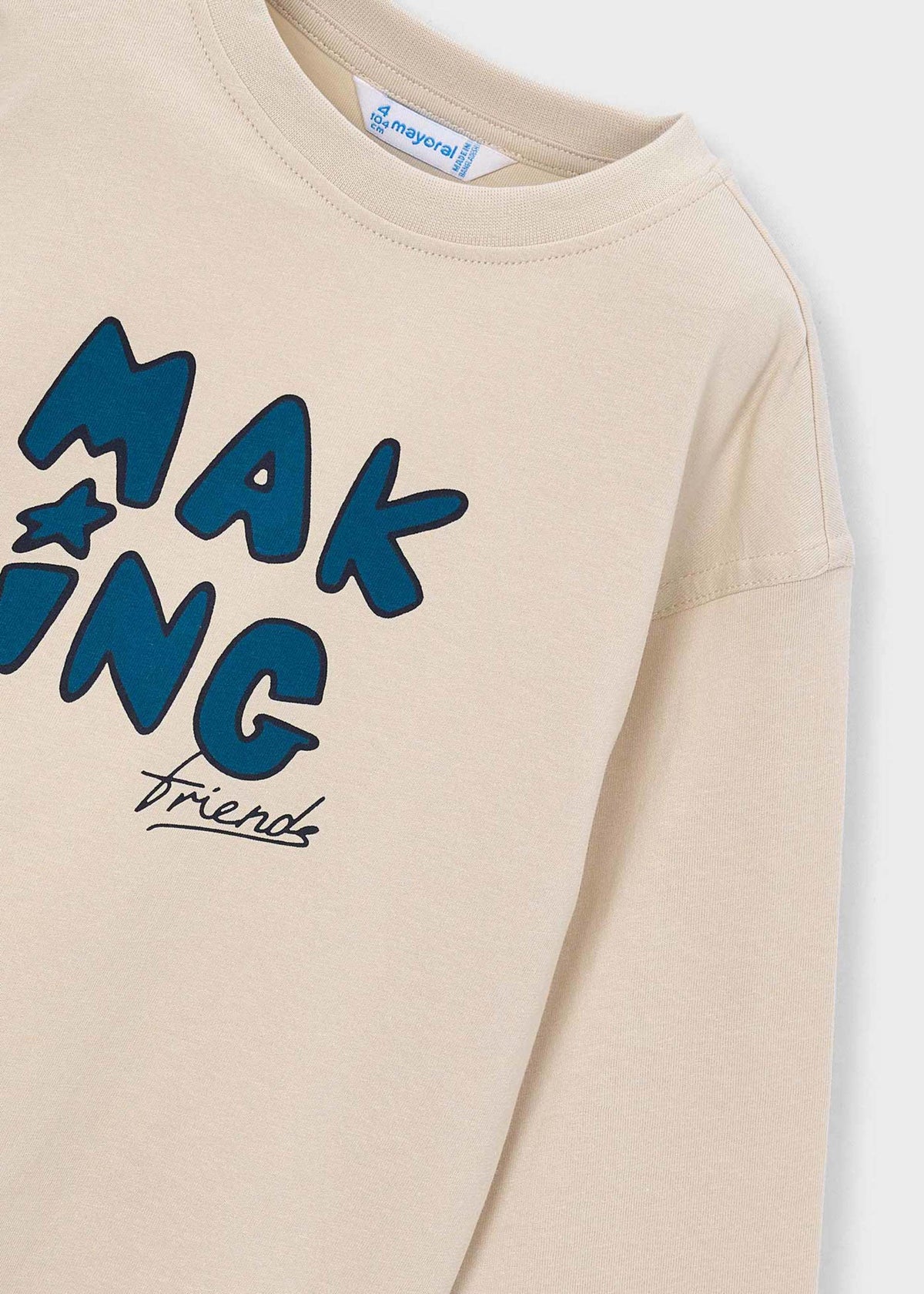 Junge beim T-Shirt-Gestalten