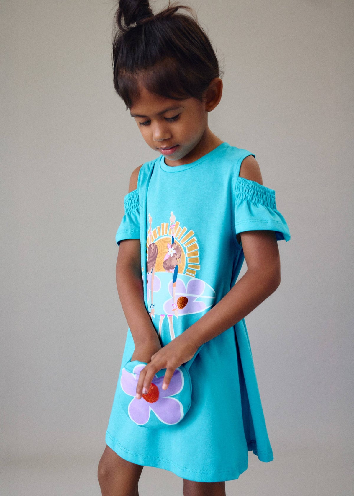 Kleid mit Schlitzen und Handtasche für Mädchen