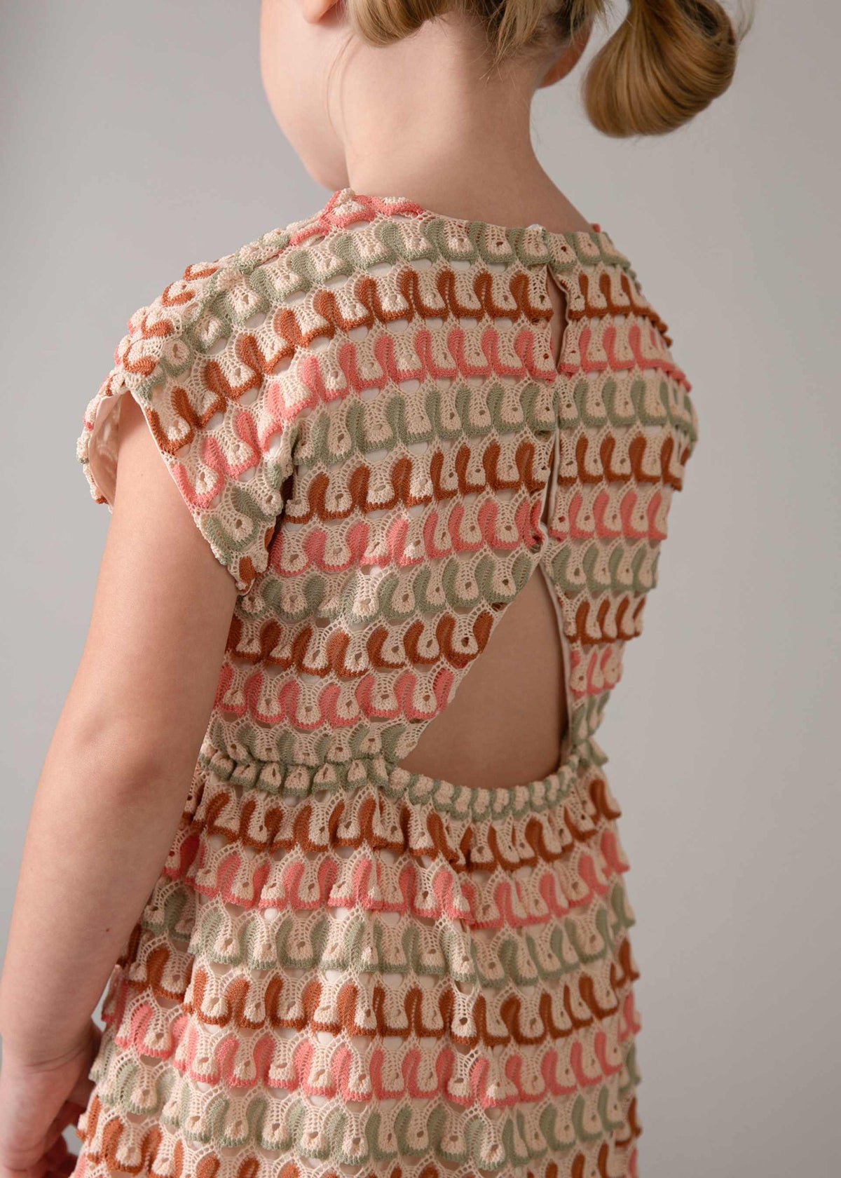 Buntes Häkelkleid für Mädchen