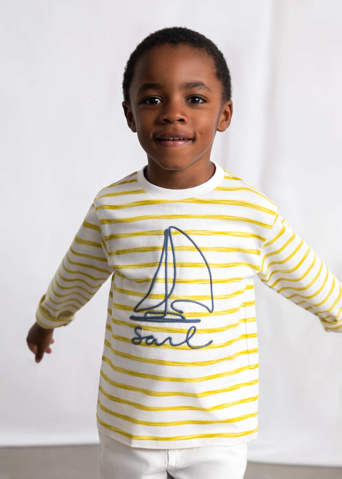 Langärmeliges gestreiftes Boot-Ausschnitt-T-Shirt für Jungen