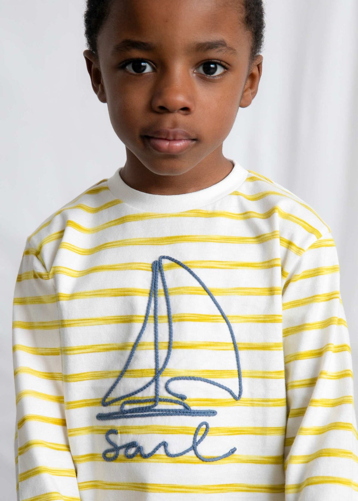 Langärmeliges gestreiftes Boot-Ausschnitt-T-Shirt für Jungen