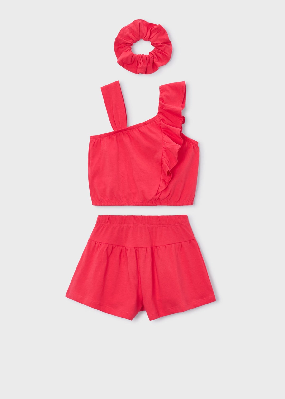 Kurzes Set mit Mädchen mit Scrunchie