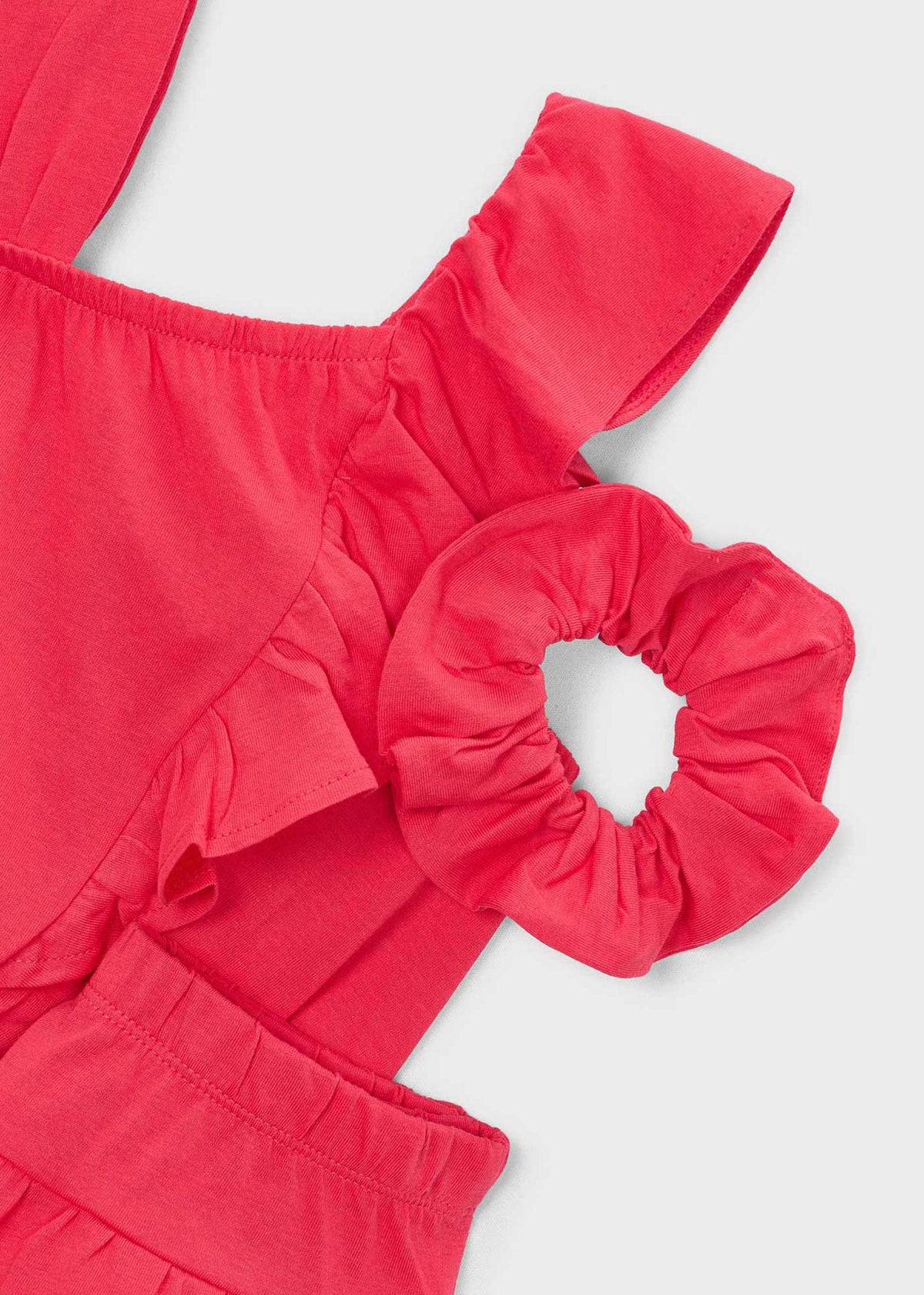 Kurzes Set mit Mädchen mit Scrunchie