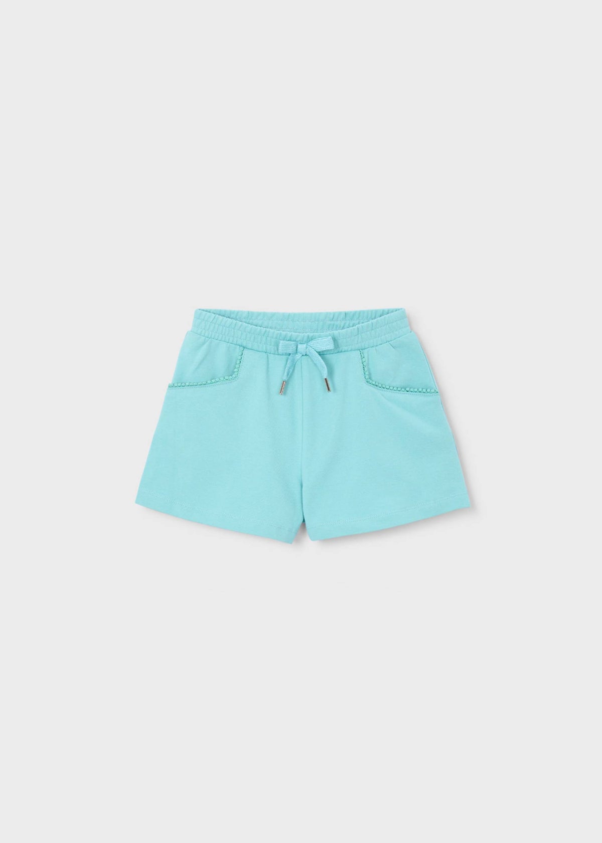 Mädchen in Shorts