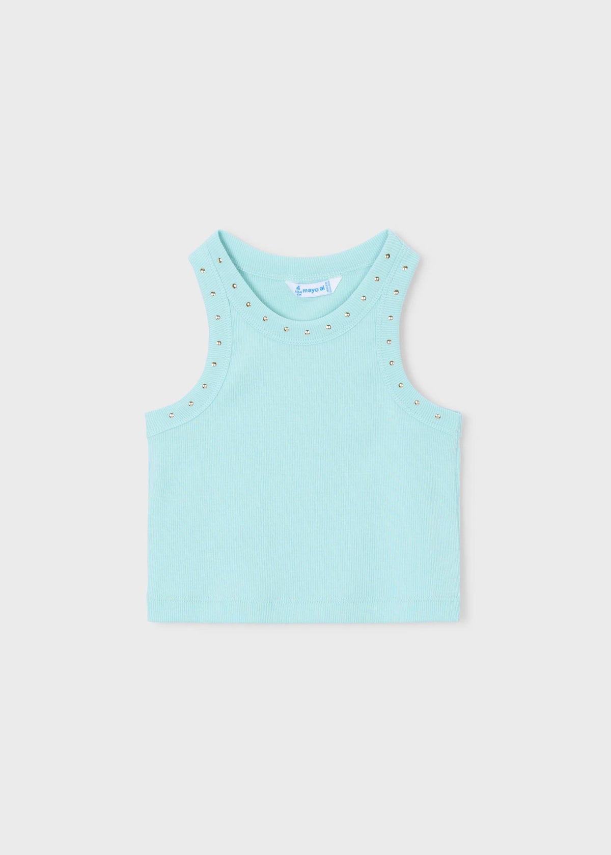 Mädchen im Nietent-Shirt